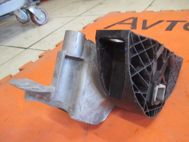 Кронштейн двигателя правый Renault logan I 2004-2009 на Renault logan I