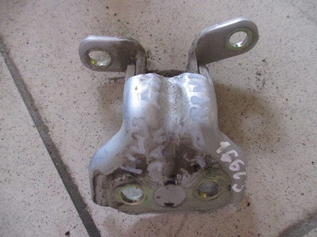 Петля двери Kia Sorento (BL) 2002-2006 на Kia Sorento (BL)