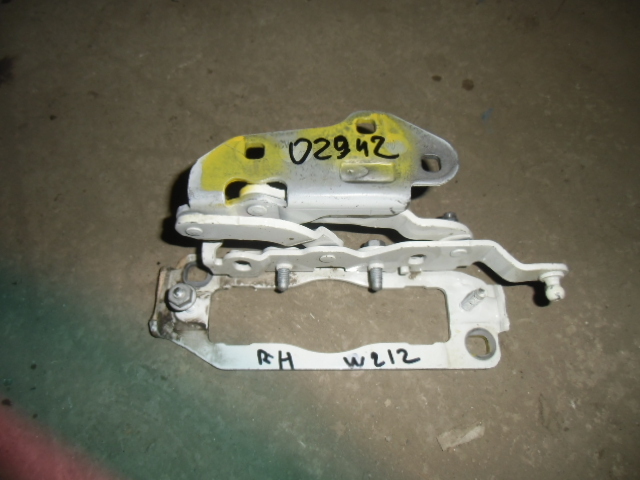 Петля капота правая Mercedes-Benz E-Class W212,S212,C207 2009-2016 на Mercedes-Benz E-Class W212,S212,C207