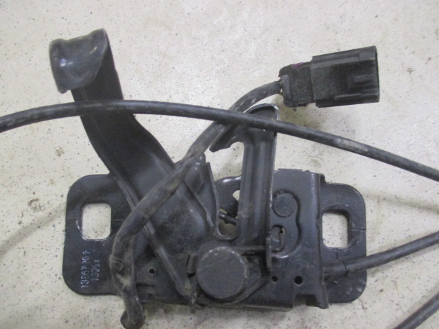 Замок капота Opel Astra J 2009-2015 на Opel Astra J
