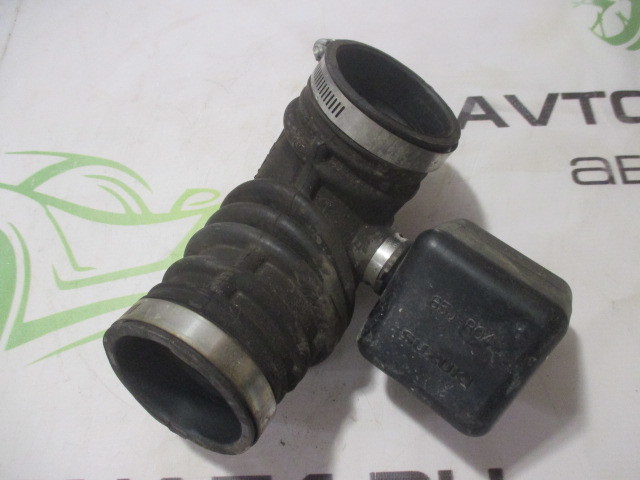 Патрубок воздушного фильтра Suzuki Grand Vitara  2005-2008 на Suzuki Grand Vitara 