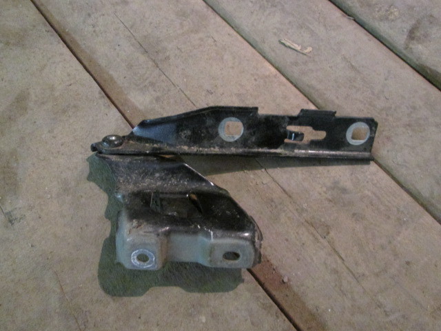 Петля капота Audi A5 (8T) 2007-2011 на Audi A5 (8T)