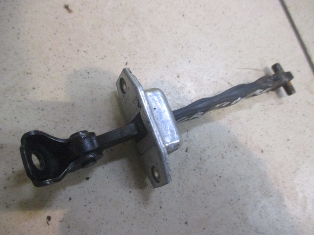 Ограничитель двери Suzuki Grand Vitara  2005-2008 на Suzuki Grand Vitara 