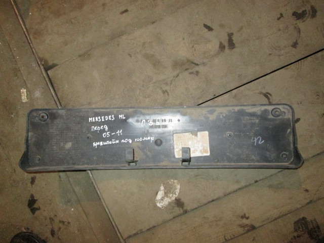Накладка переднего бампера под номер Mercedes-Benz M-Class (W164) 2005-2008 на Mercedes-Benz M-Class (W164)