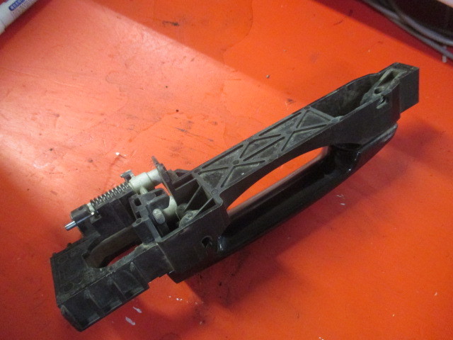 Ручка двери наружная левая с кронштейном  Nissan Qashqai J10 2006-2010 на Nissan Qashqai J10