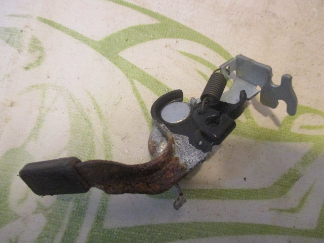 Кнопка открывания лючка бензобака Toyota RAV 4 (XA30) 2005-2010 на Toyota RAV 4 (XA30)