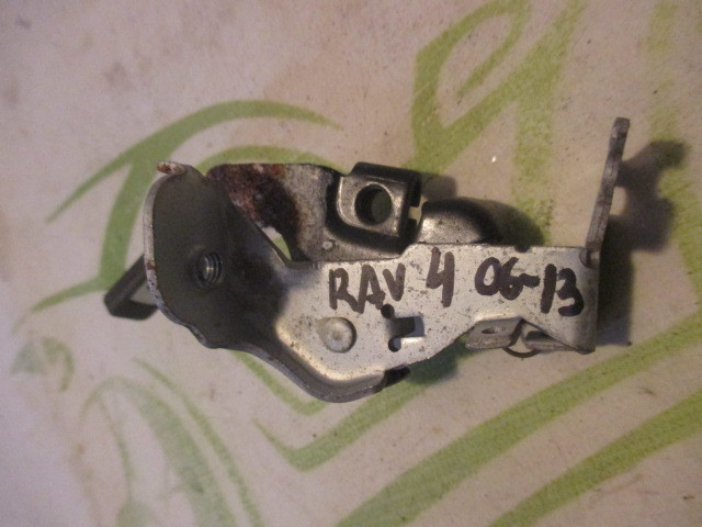 Кнопка открывания лючка бензобака Toyota RAV 4 (XA30) 2005-2010 на Toyota RAV 4 (XA30)