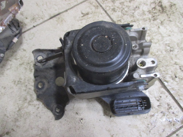 Блок ABS (насос) Toyota RAV 4 (XA30) 2005-2010 на Toyota RAV 4 (XA30)