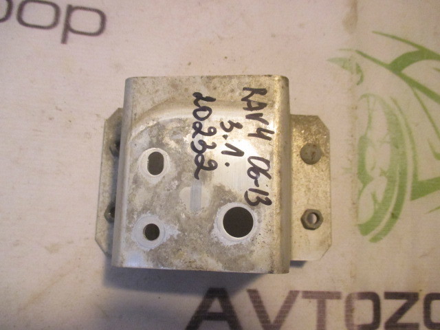 Кронштейн заднего бампера Toyota RAV 4 (XA30) 2005-2010 на Toyota RAV 4 (XA30)