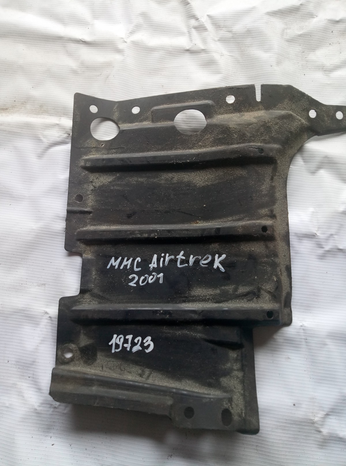 Пыльник двигателя Mitsubishi Airtrek 2001-     MP974002 на Mitsubishi Airtrek 