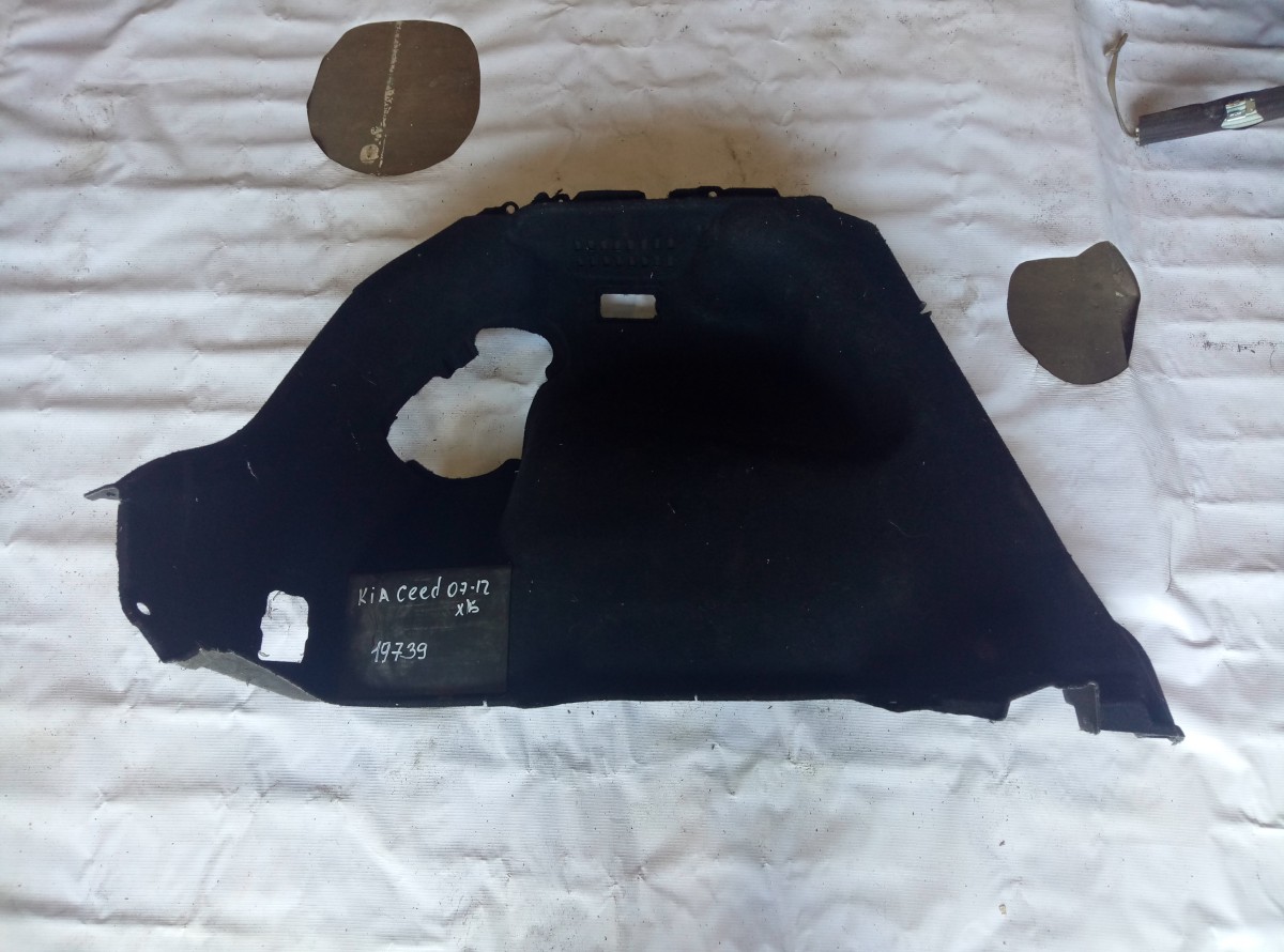 Обшивка багажника левая Kia Ceed ED 2006-2012 на Kia Ceed (ED)