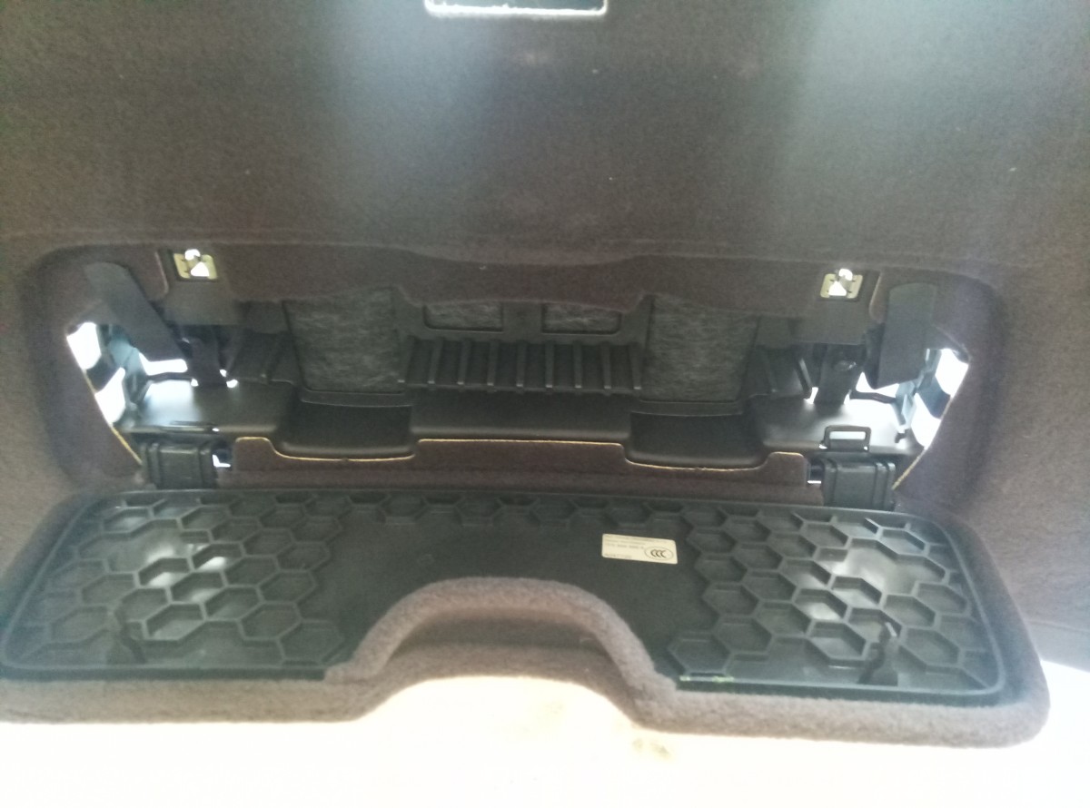 Обшивка двери багажника Porsche Cayenne 958 2010- на Porsche Cayenne 958