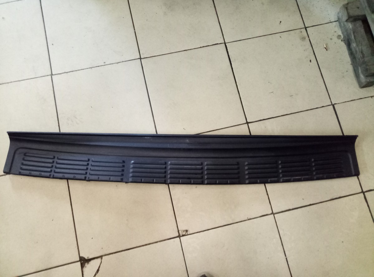 Накладка заднего бампера Toyota Land Cruiser 200 2008>; LX 570 2007> на Toyota Land Cruiser 200