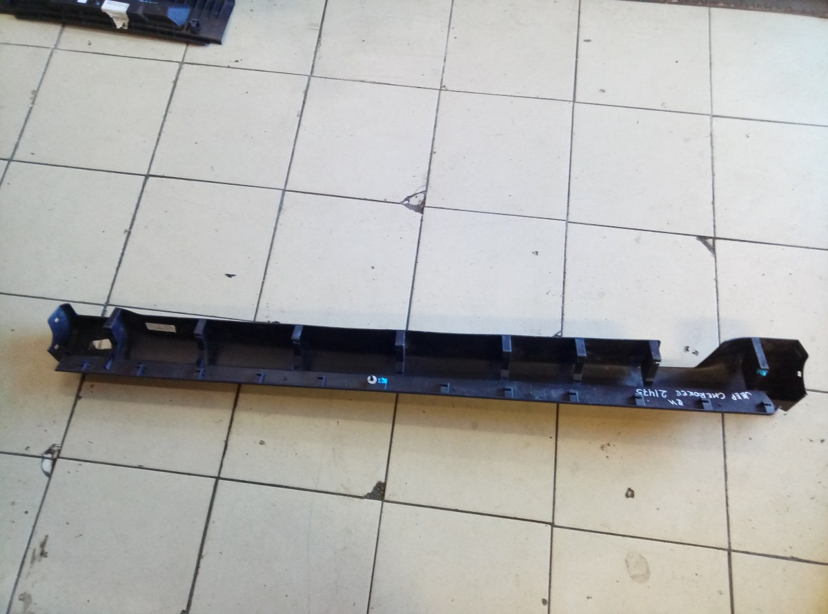 Накладка на порог Jeep Cherokee правая  на Jeep Grand Cherokee 3 (WK)