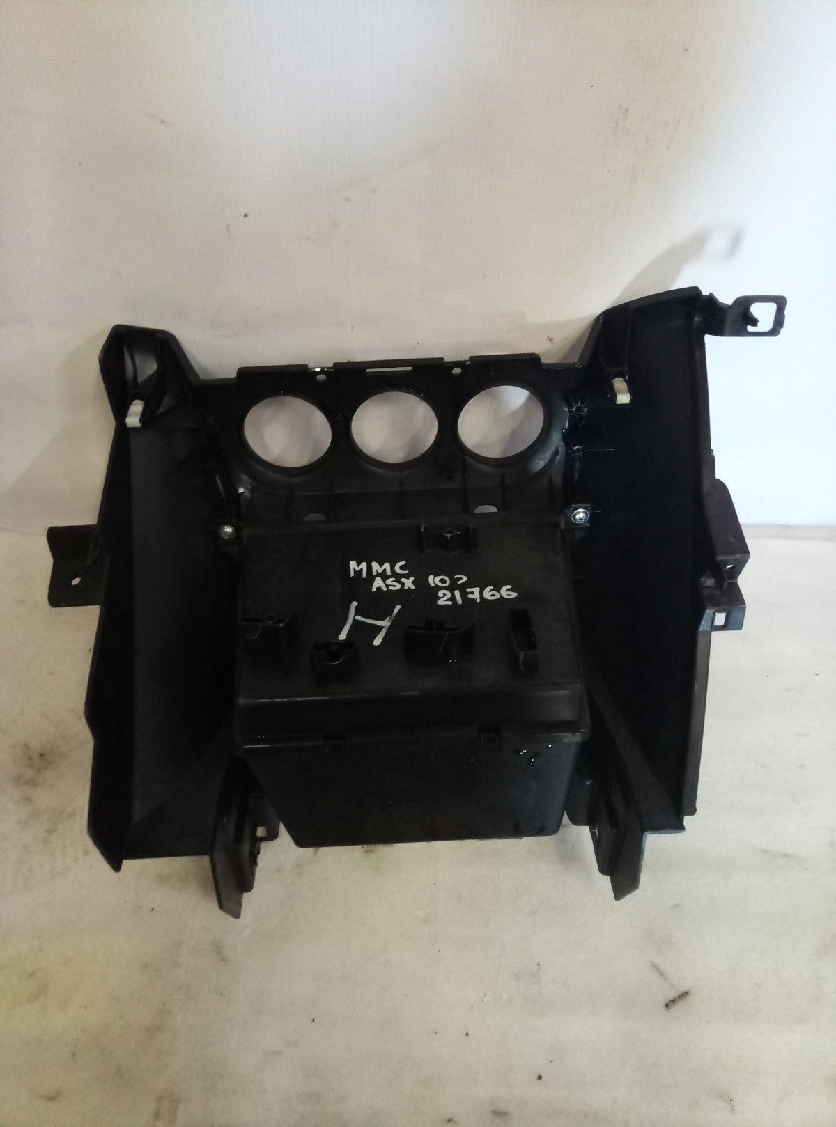 Консоль центральная Mitsubishi ASX  на Mitsubishi ASX 