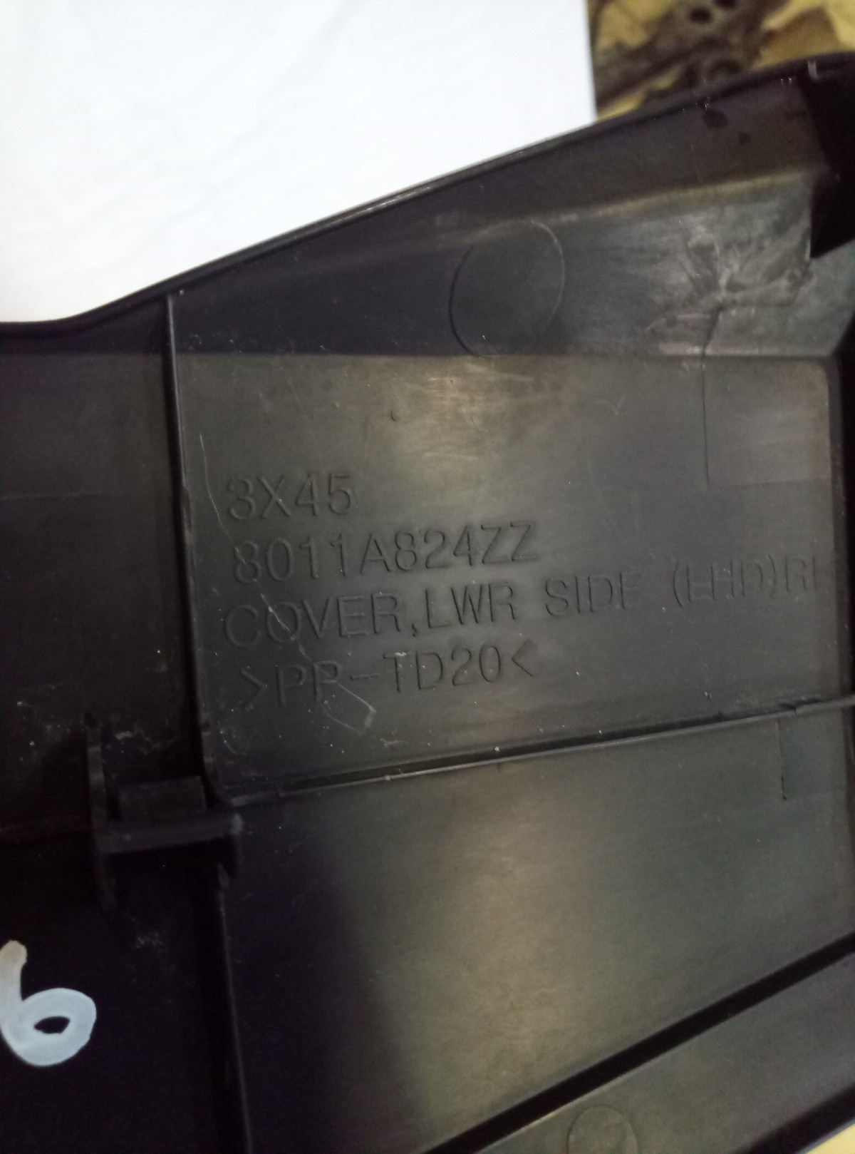 Накладка консоли Mitsubishi ASX 8011A824ZZ на Mitsubishi ASX 