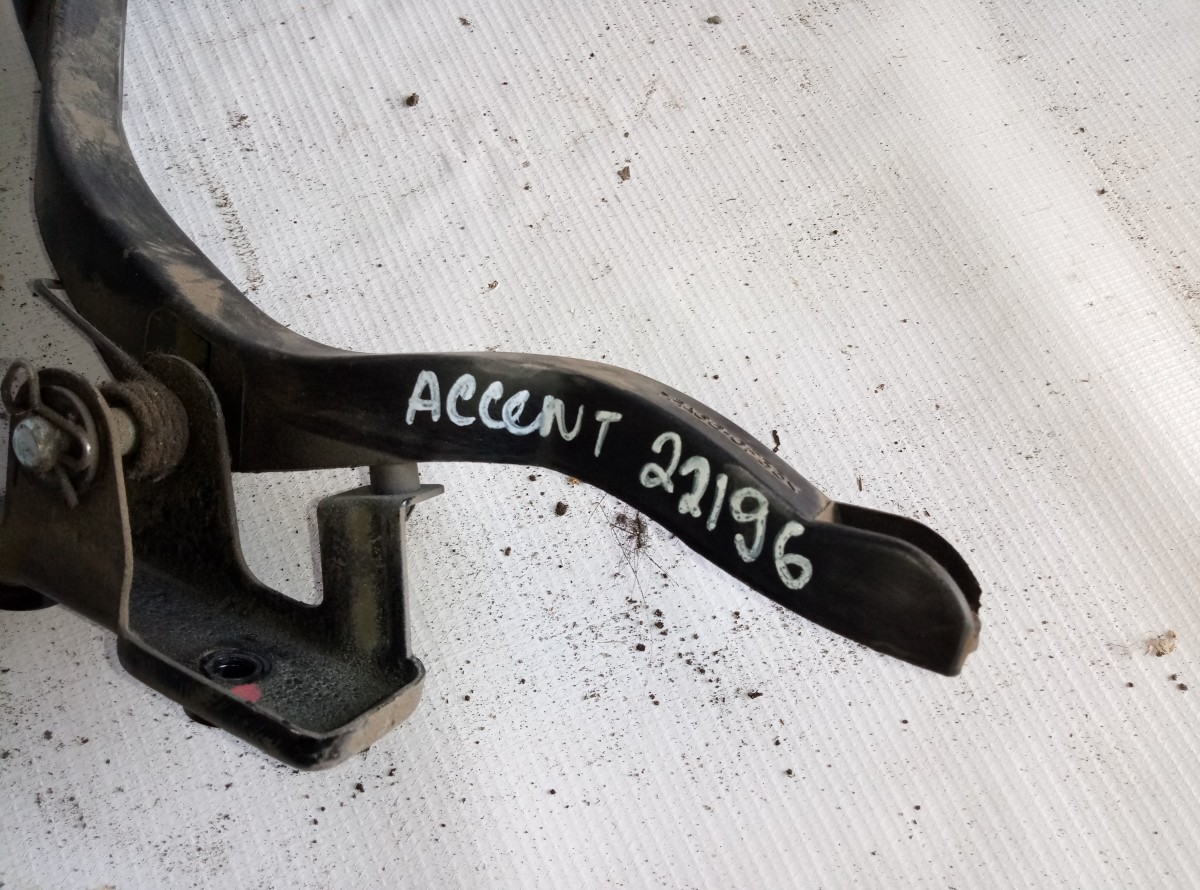 Педаль тормоза Hyundai Accent  на Hyundai Accent 