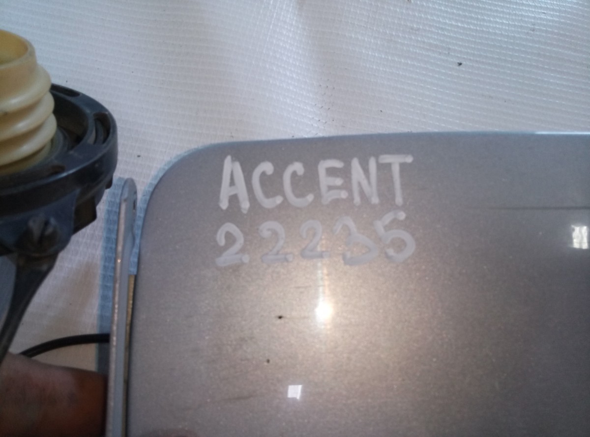 Лючок бензобака Hyundai Accent  на Hyundai Accent 