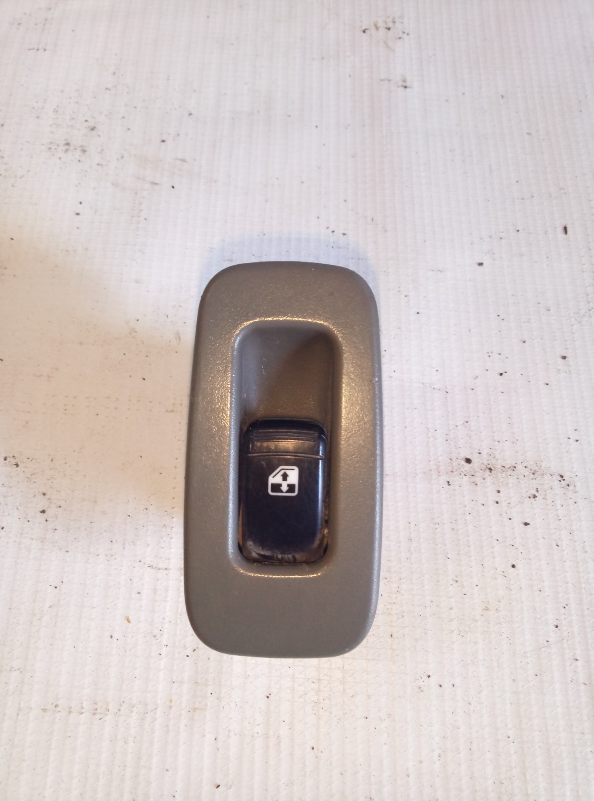Кнопка стеклоподъемника Chevrolet Lacetti задняя правая    621W047902 на Chevrolet Lacetti 