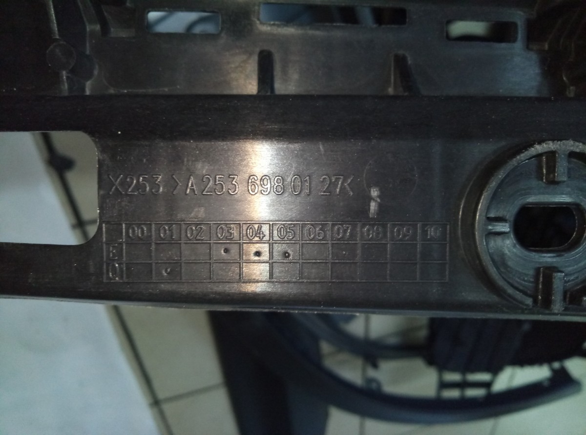 Кронштейн накладки порога левого Mercedes Benz X253 GLC a2536980127 на Mercedes-Benz C-Class W204