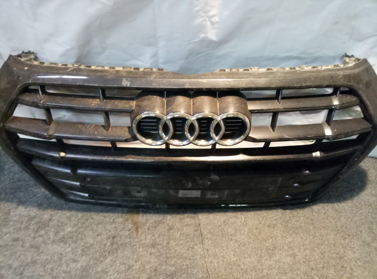 Решетка радиатора Audi Q5  на Audi Q5 8R