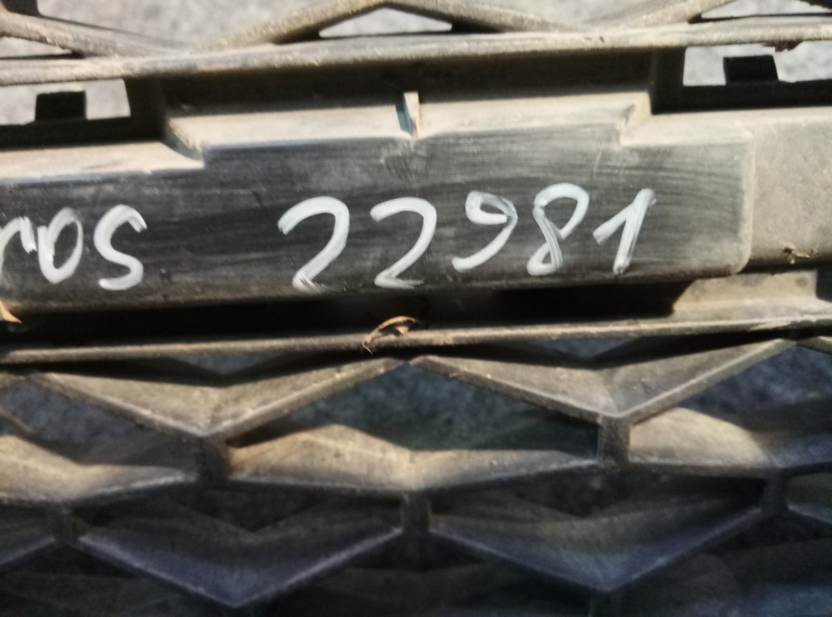 Решетка в бампер центральная Lada Vesta Cross  на Lada Kalina

