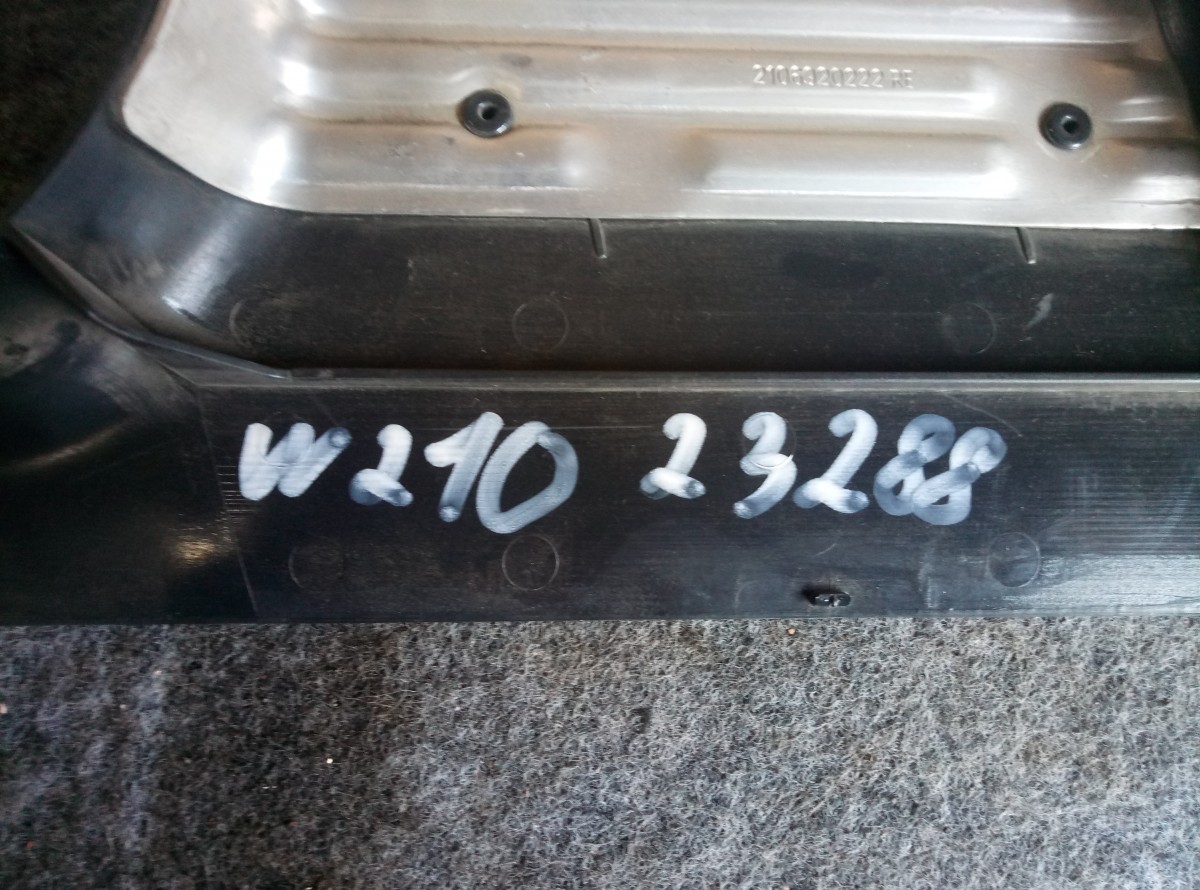 Обшивка стойки W210 Mercedes на Mercedes-Benz C-Class W204