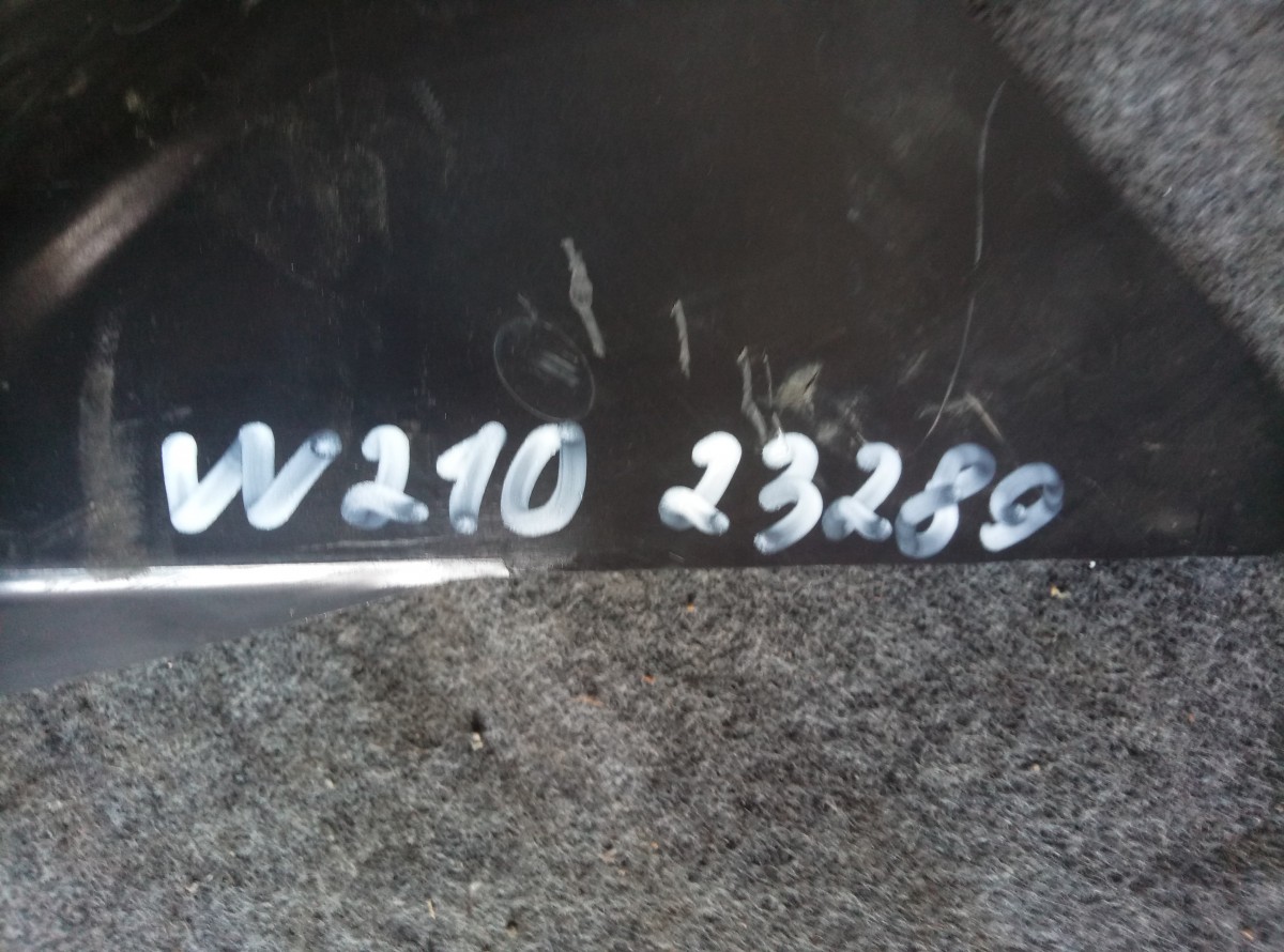 Обшивка стойки Mercedes W210 правая передняя на Mercedes-Benz C-Class W204