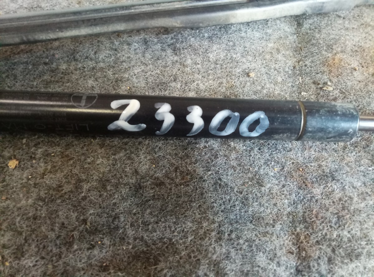 Амортизатор капота Mercedes W210 на Mercedes-Benz C-Class W204