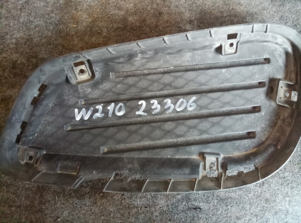 Накладка противотуманной фары Mercedes W210 на Mercedes-Benz C-Class W204