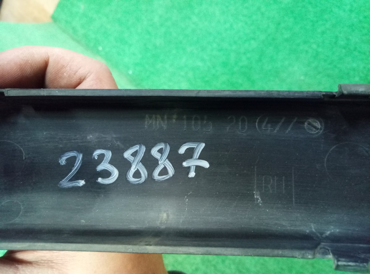Накладка переднего бампера правая Mitsubishi Colt 2006  на Mitsubishi Colt VII 