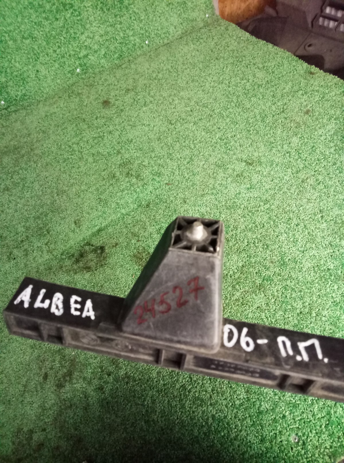 Направляющая стекла двери Fiat Albea 05- на Fiat Albea 