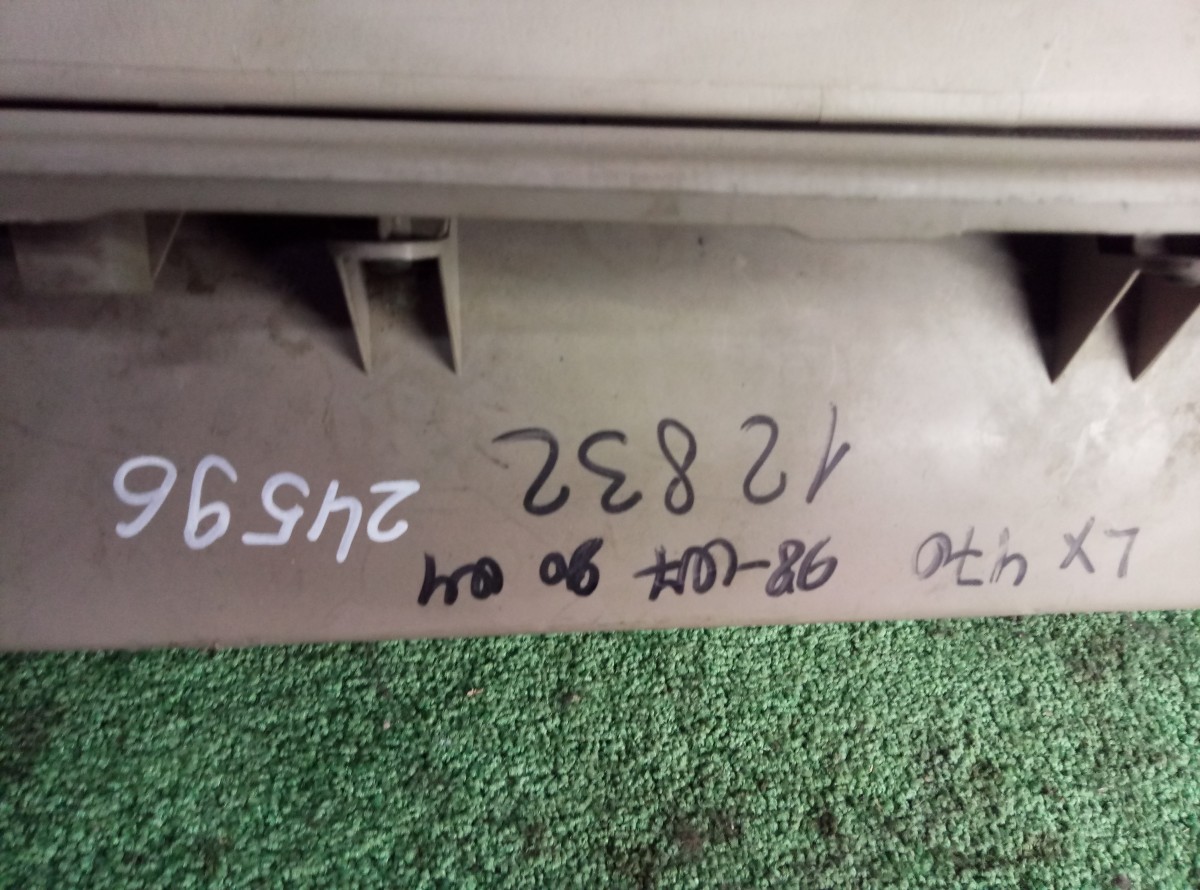 Обшивка задняя правая Lexus LX 470 на Lexus LX 