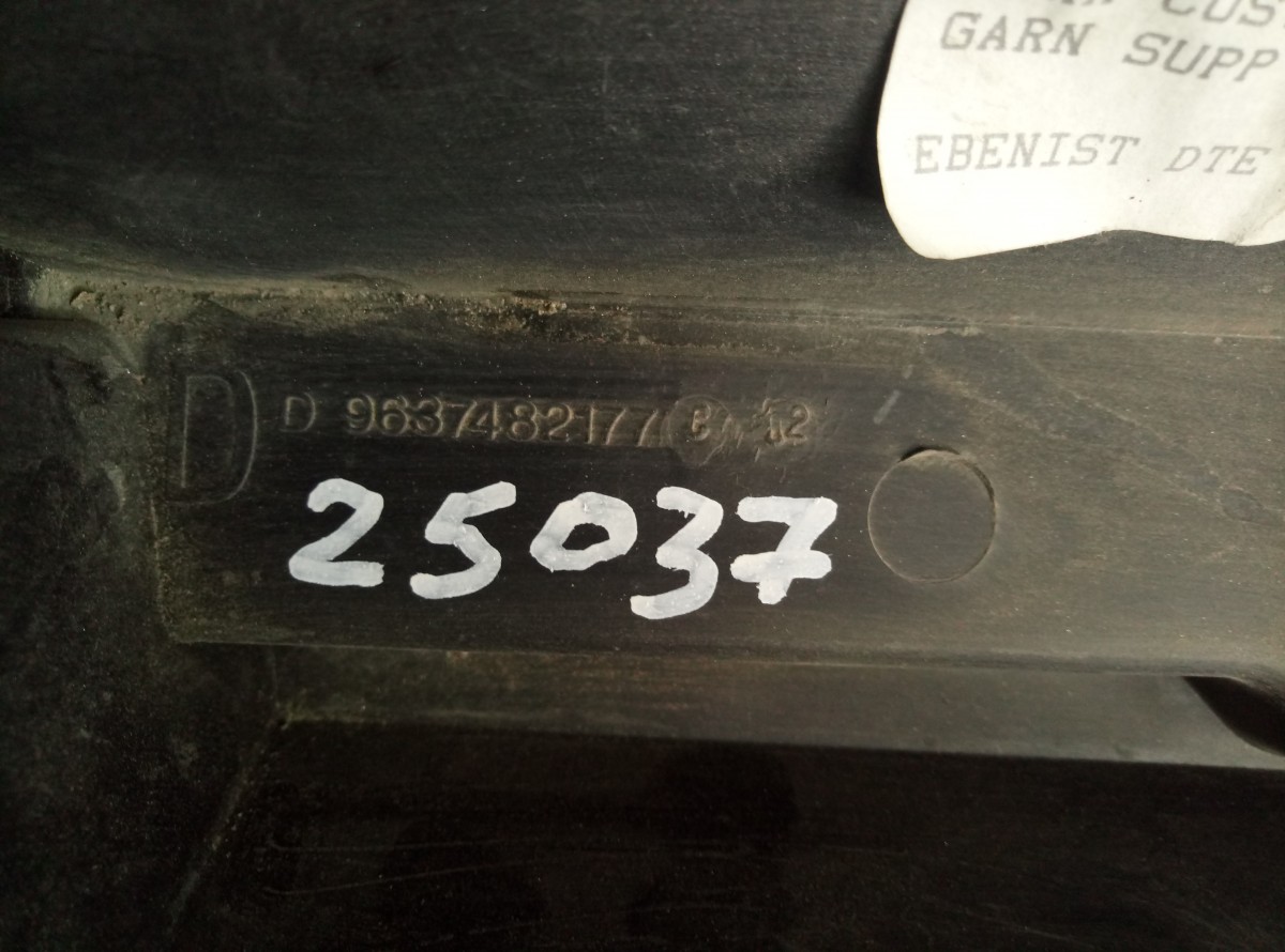 Направляющая шторки багажника Peugeot 307 2001-2007 на Peugeot 307