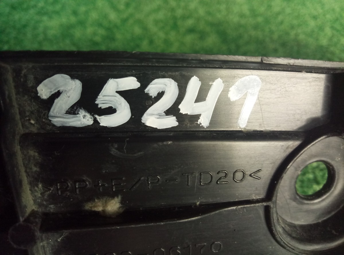 Пыльник крыла передний правый Toyota Camry XV70 на Toyota Camry V50