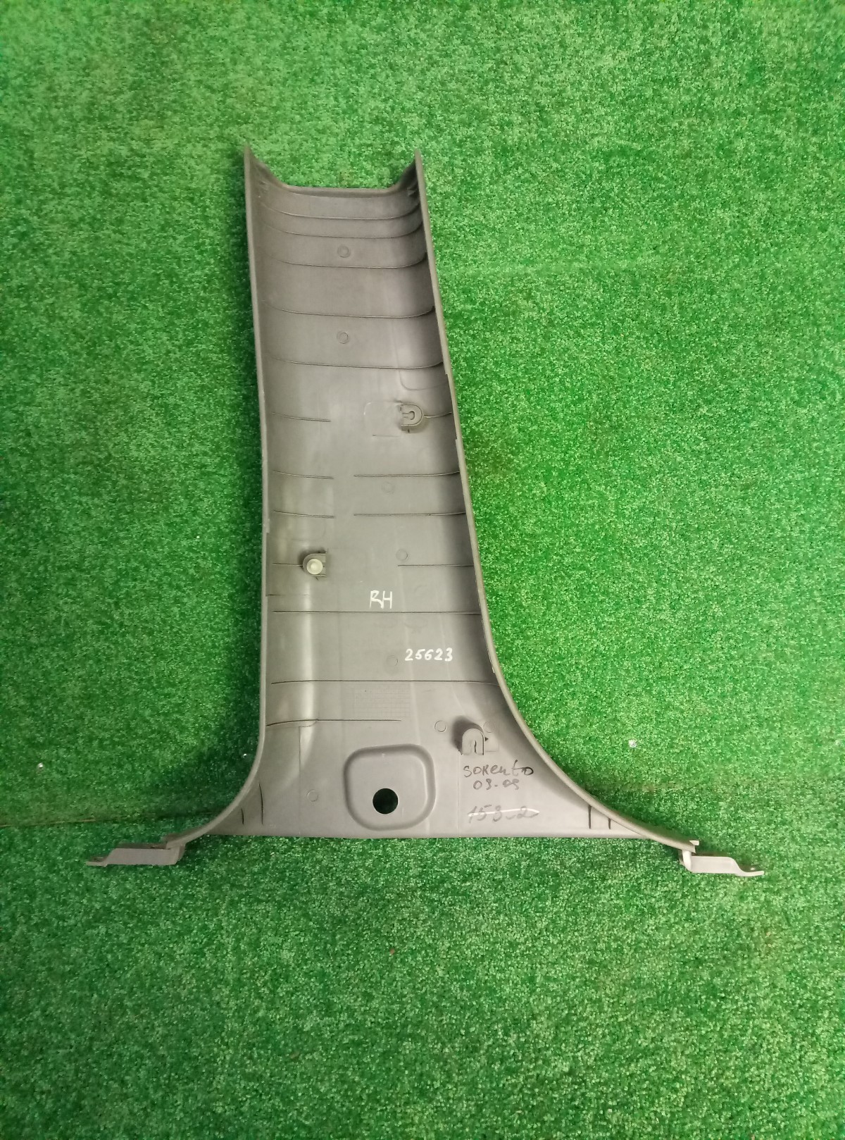 Обшивка стойки правой KIA Sorento 03-09    858353e000 на Kia Sorento (BL)