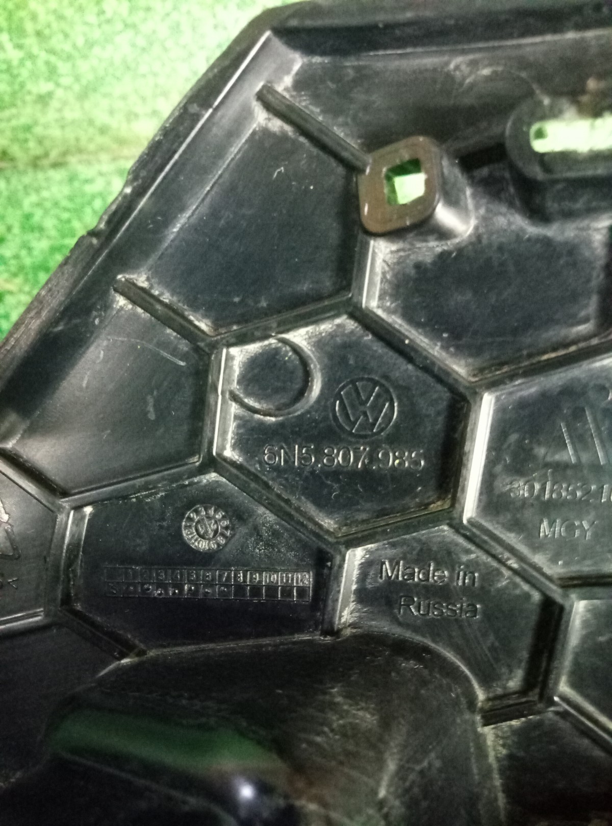 Кронштейн решетки радиатора левый Volkswagen Polo MK6  6N5807985 на Volkswagen Polo V