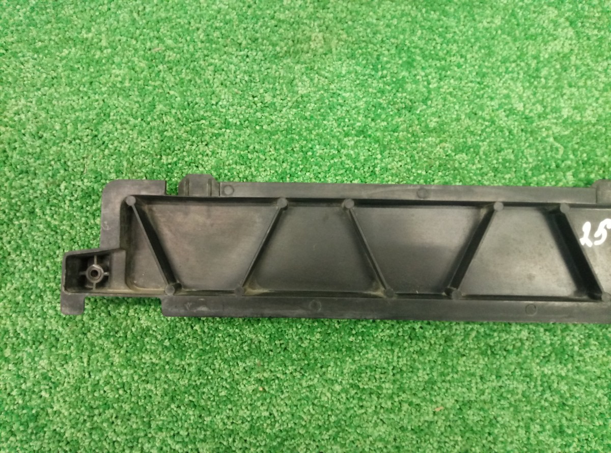 Кронштейн передней панели Volkswagen Polo 2010 6RU806249 без дефектов на Volkswagen Polo V