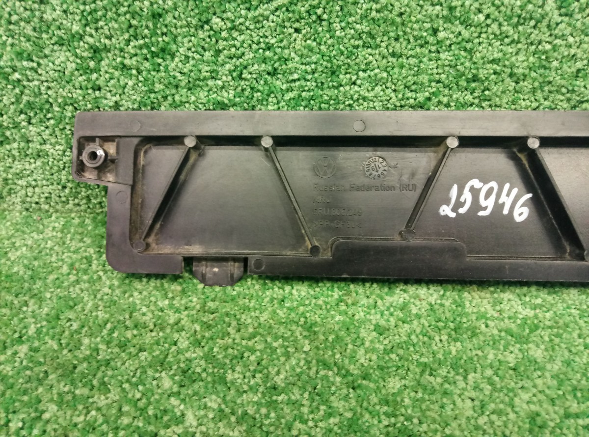 Кронштейн передней панели Volkswagen Polo 2010 6RU806249 без дефектов на Volkswagen Polo V