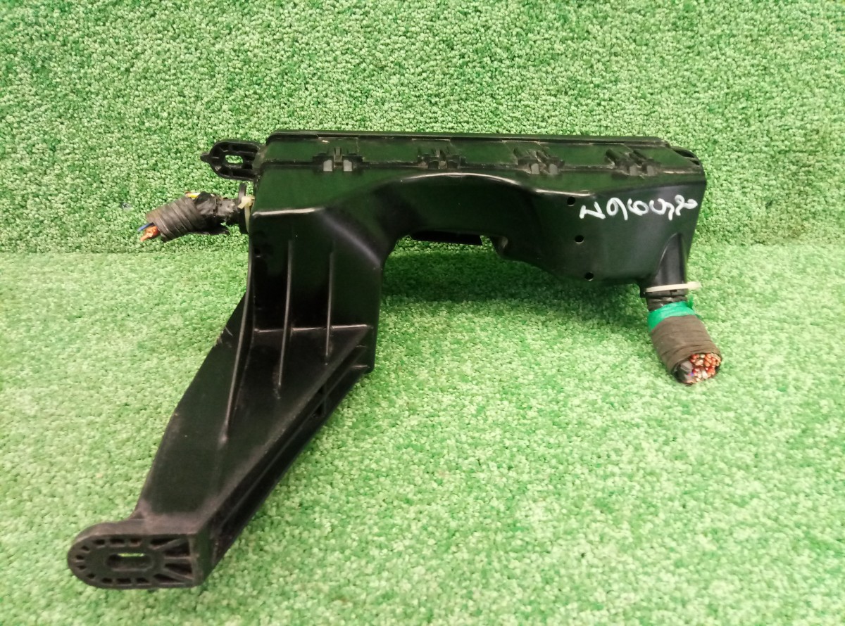 Блок предохранителей под капот Geely Emgrand EC7 1067001006 на Geely Emgrand EC7 