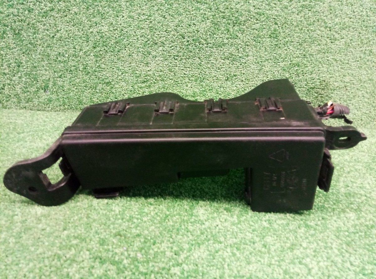 Блок предохранителей под капот Geely Emgrand EC7 1067001006 на Geely Emgrand EC7 