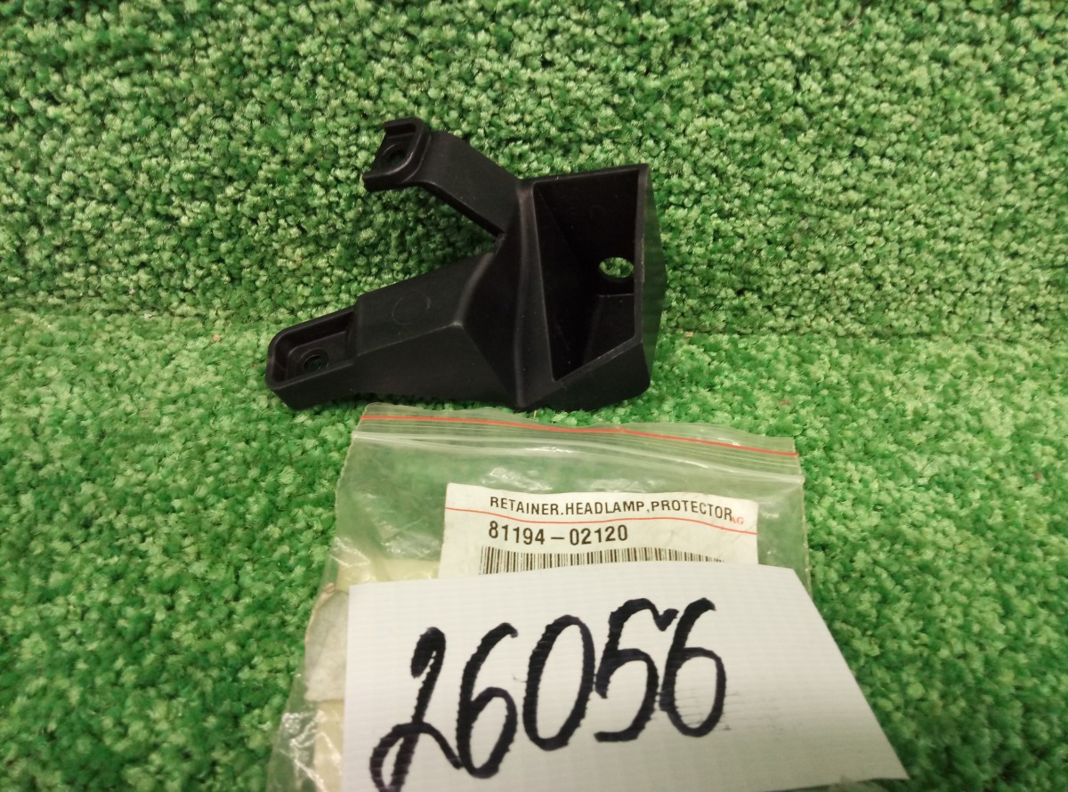 Кронштейн крепления фары правой Toyota 8119402120 Новый на Toyota Land Cruiser Prado 150