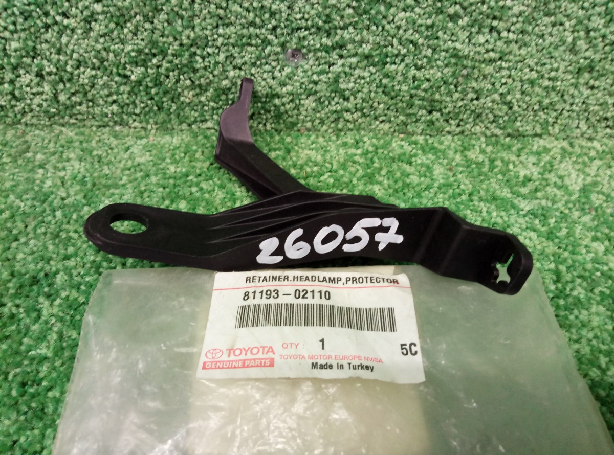 Кронштейн крепления фары правой Toyota 8119302110 Новый на Toyota Land Cruiser Prado 150