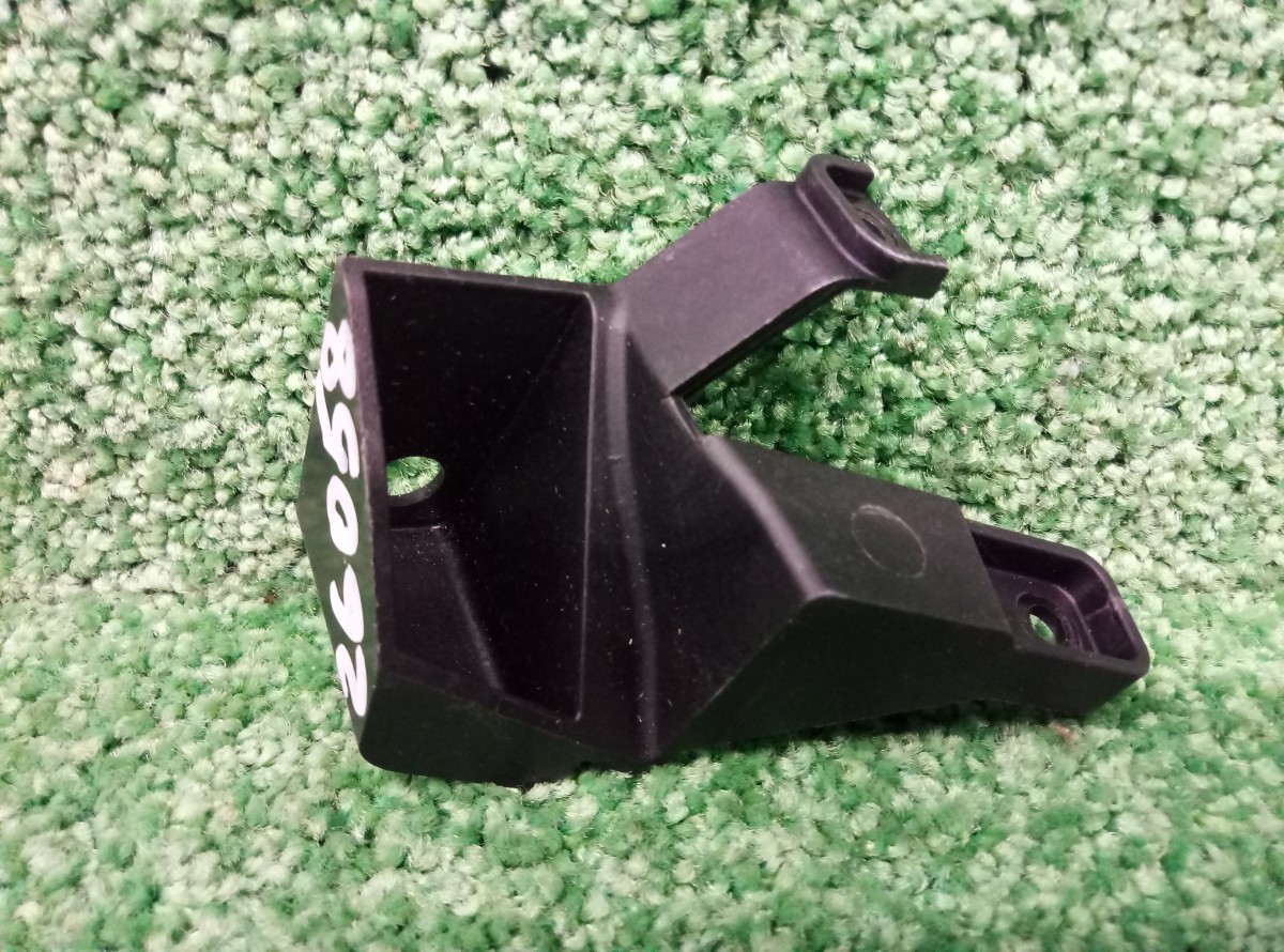 Кронштейн крепления правой фары Toyota 8119302120 Новый на Toyota Land Cruiser Prado 150