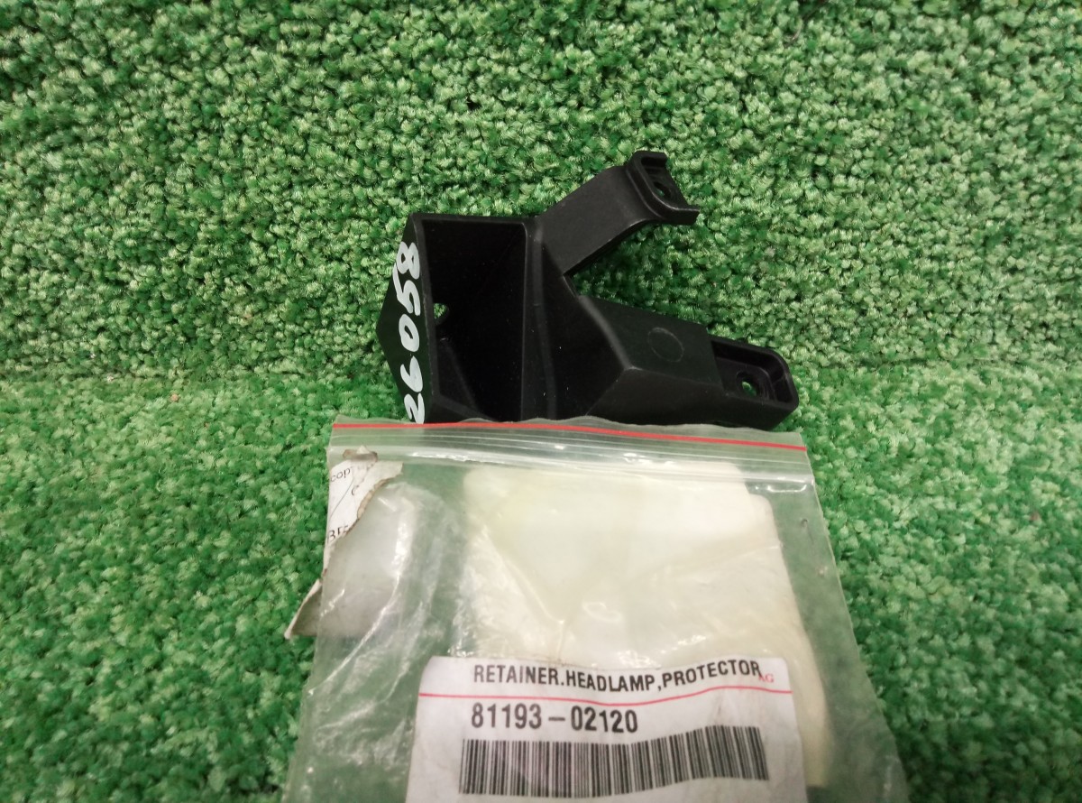 Кронштейн крепления правой фары Toyota 8119302120 Новый на Toyota Land Cruiser Prado 150