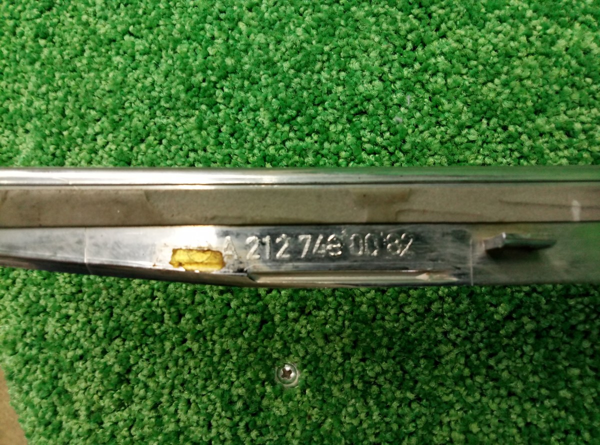 Накладка крышки багажника Mercedes-Benz E 200 А2127430082  на Mercedes-Benz C-Class W204