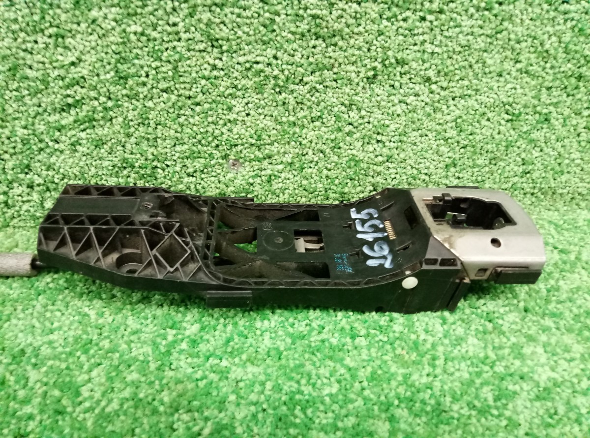 Кронштейн ручки двери Volkswagen 5N0837017C, 5L0837885C правый задний  на Volkswagen Golf 5