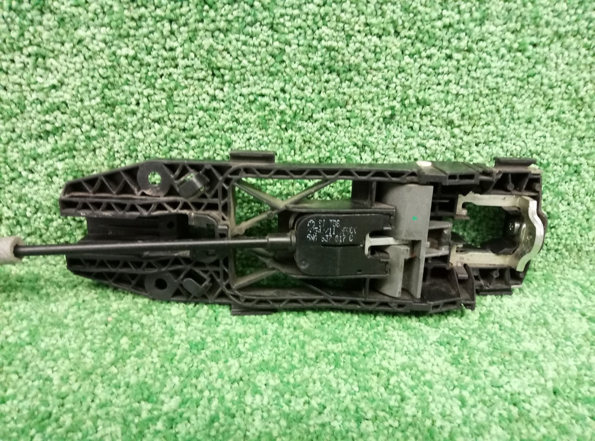 Кронштейн ручки двери Volkswagen 5N0837017C, 5L0837885C правый задний  на Volkswagen Golf 5