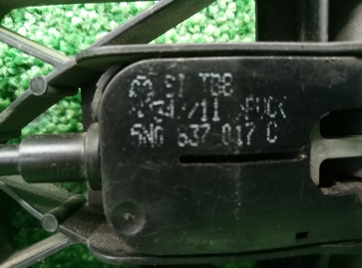 Кронштейн ручки двери Volkswagen 5N0837017C, 5L0837885C правый задний  на Volkswagen Golf 5