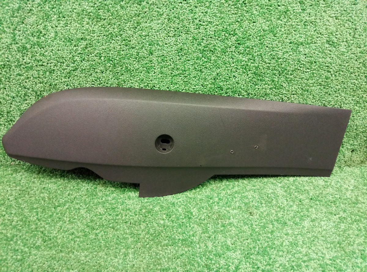 Накладка центральной консоли боковая правая Ford Focus 2 2005-2008 4M51-A046B26-AE на Ford Focus 2